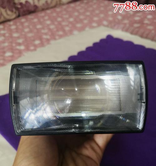 佳能300ez闪光灯的功能和使用体验（了解佳能300ez闪光灯的特点和优势，提升摄影技术水平）